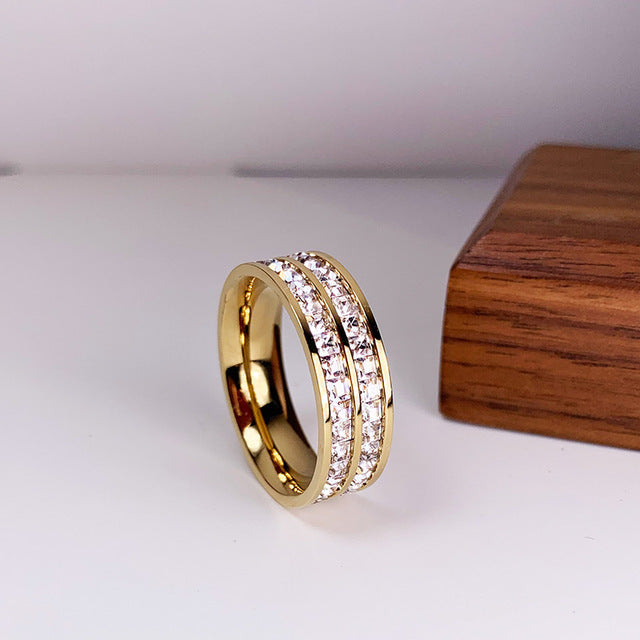 Élégante Bague Sertie de Doubles Zircons