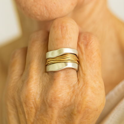 Bague en argent avec fils dorés