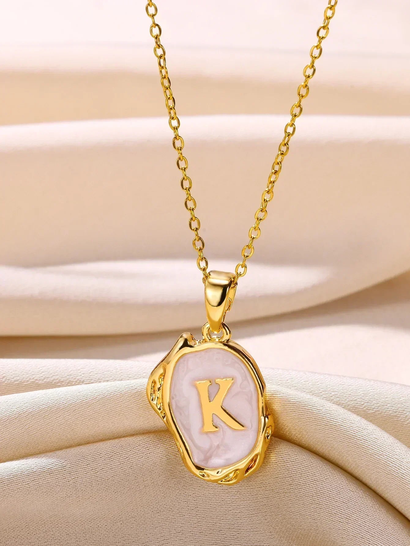 Collier océan plaqué or 18 carats avec initiales au fond de la mer
