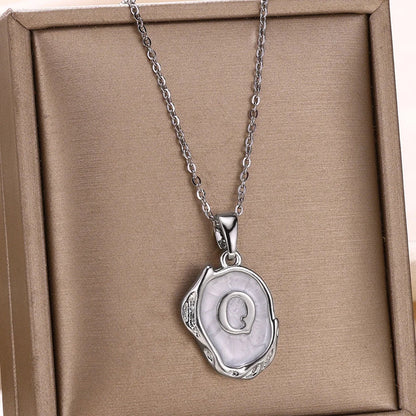 Collier océan plaqué or 18 carats avec initiales au fond de la mer