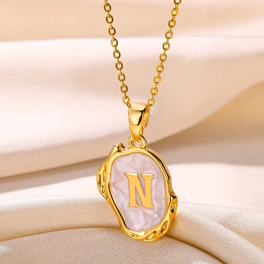 Collier océan plaqué or 18 carats avec initiales au fond de la mer