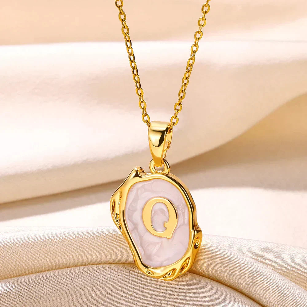 Collier océan plaqué or 18 carats avec initiales au fond de la mer