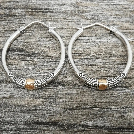 Boucles d'oreilles créoles en argent vintage avec motif sculpté