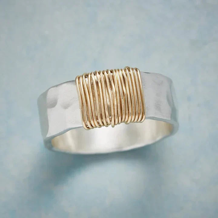Bague Vintage en Argent Ornée d’un Fil Doré