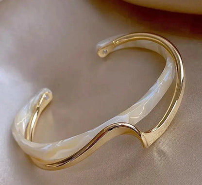 Bracelet en opale blanche élégant en or