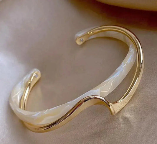 Bracelet en opale blanche élégant en or